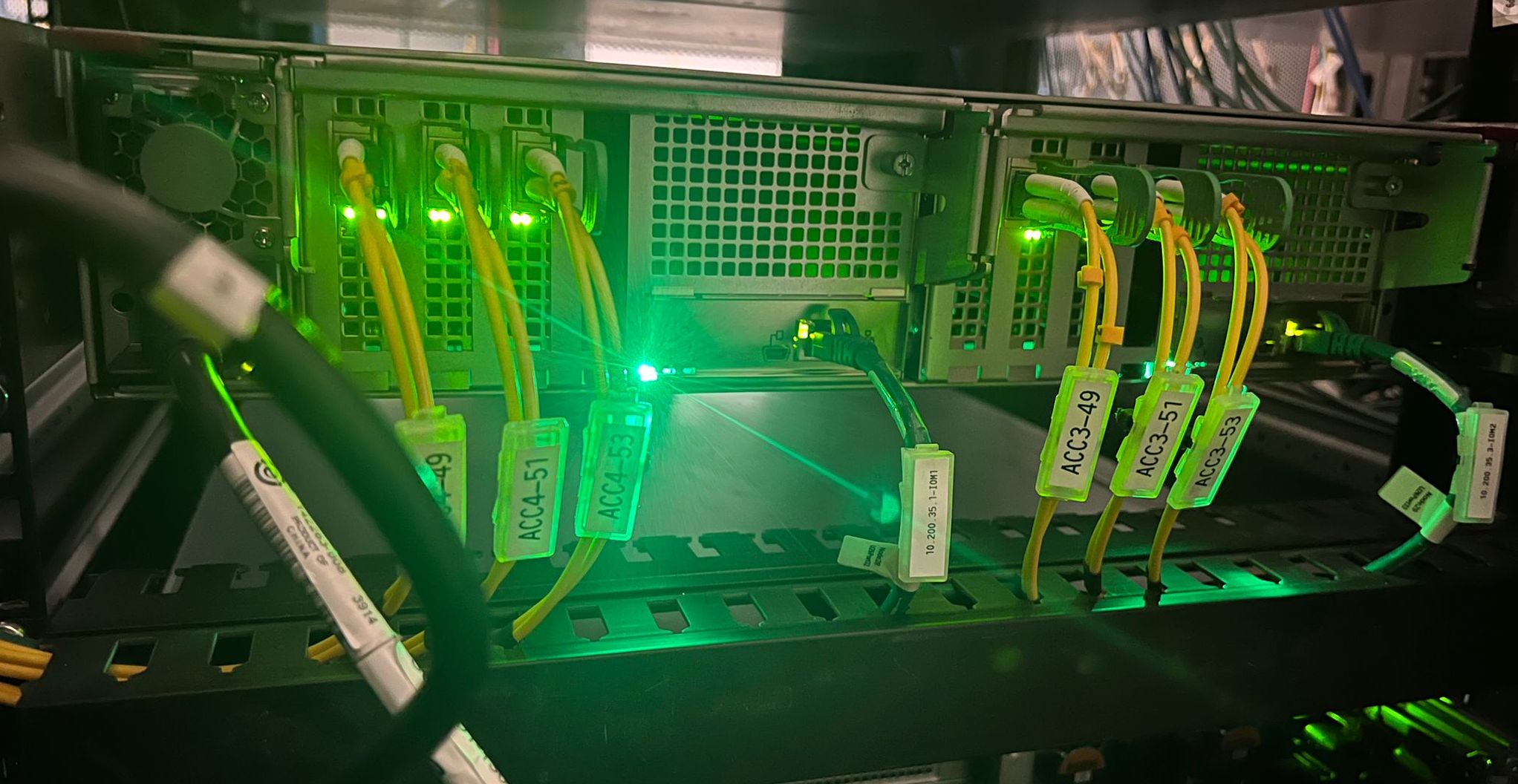 100G síťová konektivita mezi JBOF a hypervizory